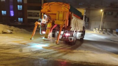 Elazığ'da yoğun kar yağışı belediye ekiplerini harekete geçirdi. Kent genelinde