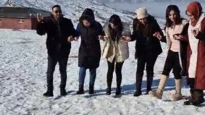 Elazığ'ın Hazarbaba Kayak Merkezi'nde vatandaşlar, sezon açılmasıyla birlikte kar üzerinde