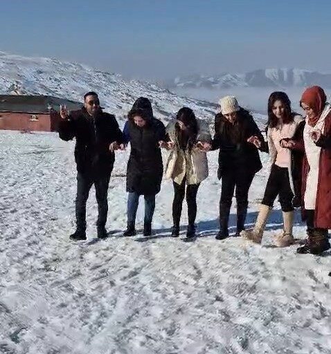 Elazığ’da kar üstünde halay Elazığ'ın Hazarbaba Kayak Merkezi'nde