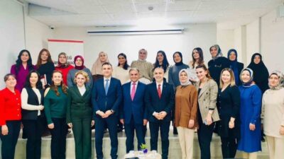 Elazığ'da düzenlenen sertifika programında Fırat Üniversitesi Eğitim Fakültesi öğrencilere sertifikaları