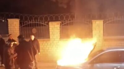 Elazığ'da seyir halindeki bir araç Mustafapaşa Mahallesi'nde bilinmeyen bir nedenden