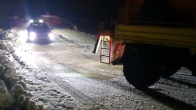 Elazığ'da Hazarbaba Kayak Merkezi yolunda mahsur kalan araçlar, kar yağışının