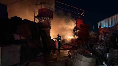 Gebze'de küçük ev aletlerinin bulunduğu depo yangında kullanılamaz hale gelirken