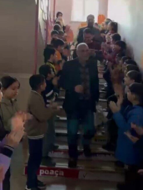 Emekli olan hizmetliye öğrenci ve öğretmenlerden duygulandıran veda İslahiye ilçesinde 35 yıl