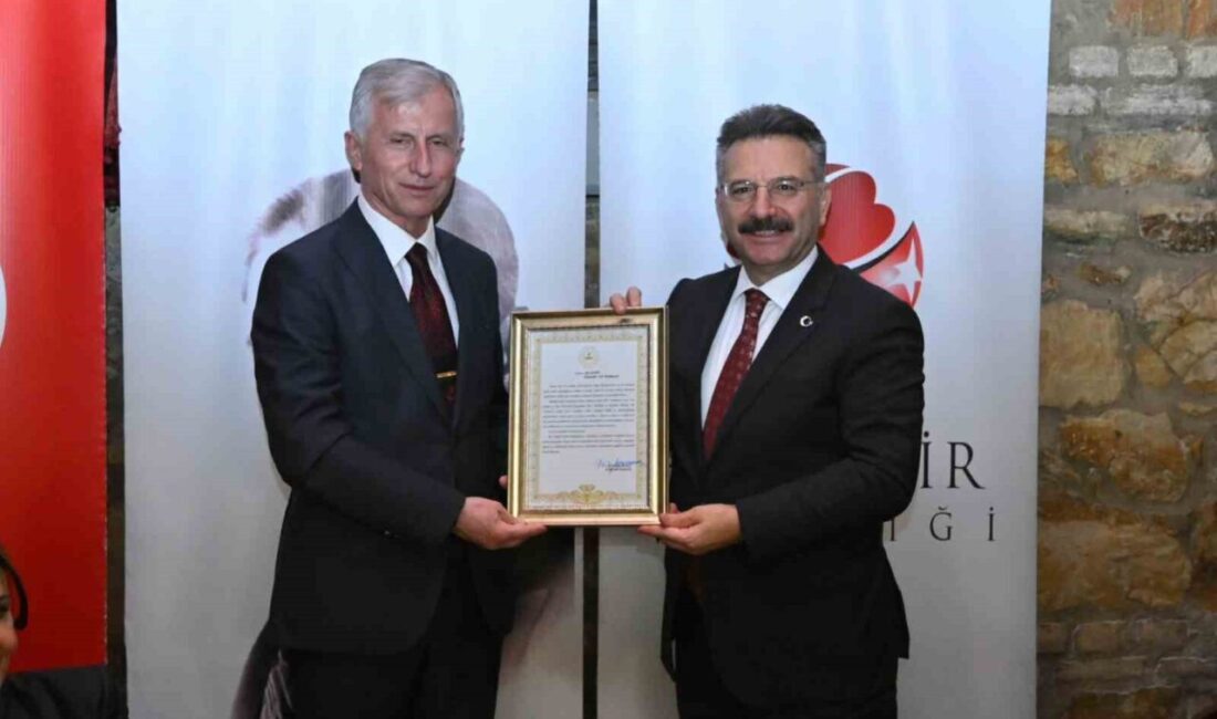 Emekli olan Vali Yardımcısı Ali Çetin’e ’10 Ocak İdareciler Günü’ programı ile veda edildi Eskişehir Valisi Hüseyin Aksoy,