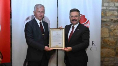 Eskişehir Valisi Hüseyin Aksoy, emekliye ayrılan Vali Yardımcısı Ali Çetin'e