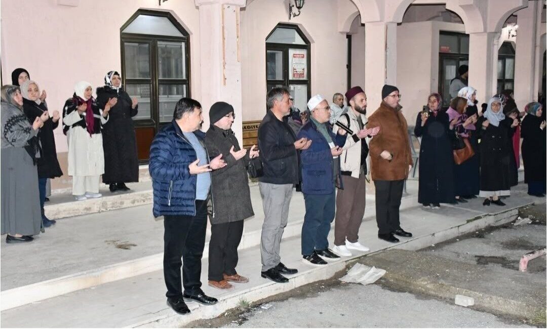 Emet’te 45 kişilik umre kafilesi kutsal topraklara dualarla uğurlandı Emet ilçesinden Diyanet İşleri