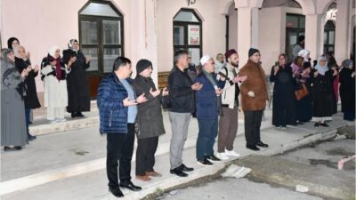 Emet ilçesinden Diyanet İşleri Başkanlığı organizasyonunda umreye gidecek 45 kişilik