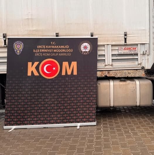 Erciş ilçesinde yapılan ihbar sonucu bir kamyon içerisinde 844 litre