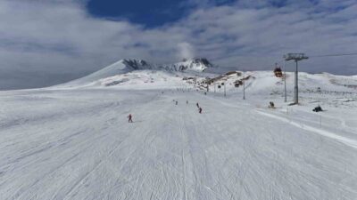 Erciyes Kayak Merkezi, hem yerli hem yabancı misafirlerini karşılayarak kış