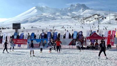 Kar Ragbi Türkiye Şampiyonası, Erciyes'te başladı. 120 sporcu, zorlu mücadelelerde