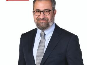 Eren Eğilmez, Türkiye'nin önde gelen gazeteci ve televizyon sunucularından biridir.