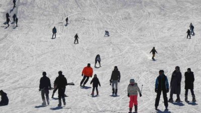 Erzincan'daki Ergan Dağı Kayak Merkezi, hafta sonu ziyaretçi akınına uğradı.
