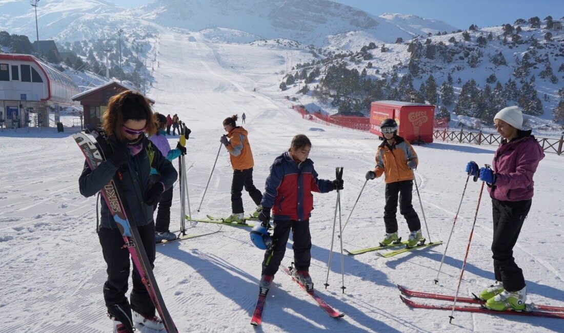 Erzincan'da Sömestir tatilinde Ergan Dağı'nda dağ kayağı antrenmanı yapan Erzincan