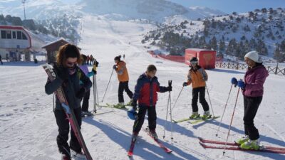 Erzincan'da Sömestir tatilinde Ergan Dağı'nda dağ kayağı antrenmanı yapan Erzincan