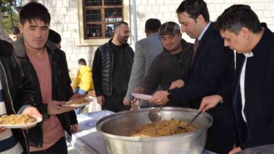 Söğüt ilçesindeki Ertuğrul Gazi Türbesi'nde her Cuma Namazı sonrası şifalı