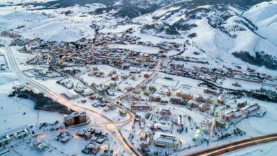 Erzincan'ın Kalecik köyünde kar yağışı ile birlikte kış mevsimi başladı.