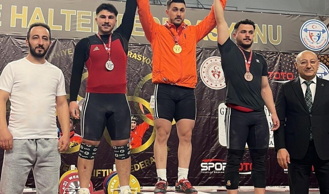 Erzincanlı Halterci İbrahim Özbay, Ankara'da düzenlenen Türkiye Halter Şampiyonası'nda 89