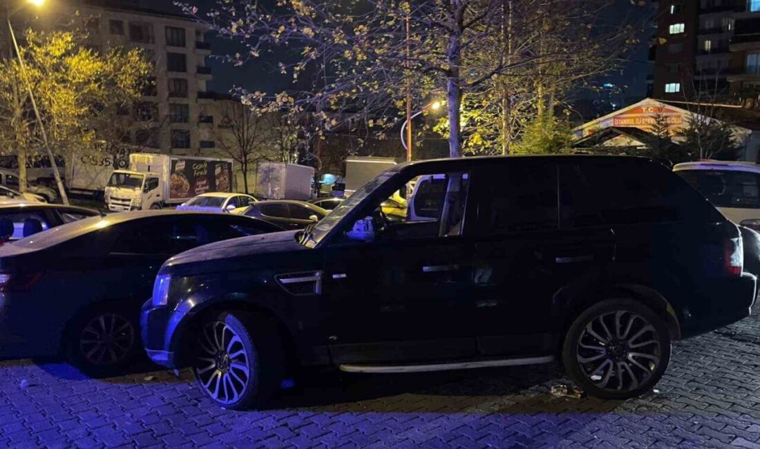 Esenyurt’ta seyir halindeki araca silahlı saldırı Esenyurt'ta iki araç tarafından