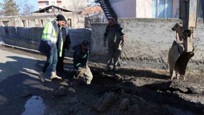 Oltu'da kar ve soğuğa rağmen Erzurum Büyükşehir Belediyesi Su ve