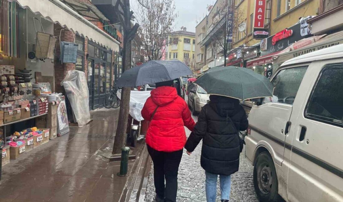 Meteoroloji uyarısının ardından Eskişehir'de sabah erken saatlerde başlayan yağmur vatandaşları