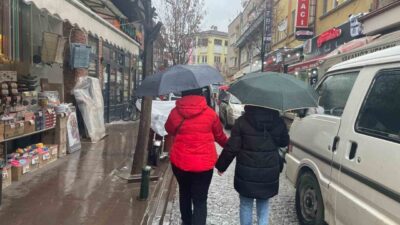 Meteoroloji uyarısının ardından Eskişehir'de sabah erken saatlerde başlayan yağmur vatandaşları
