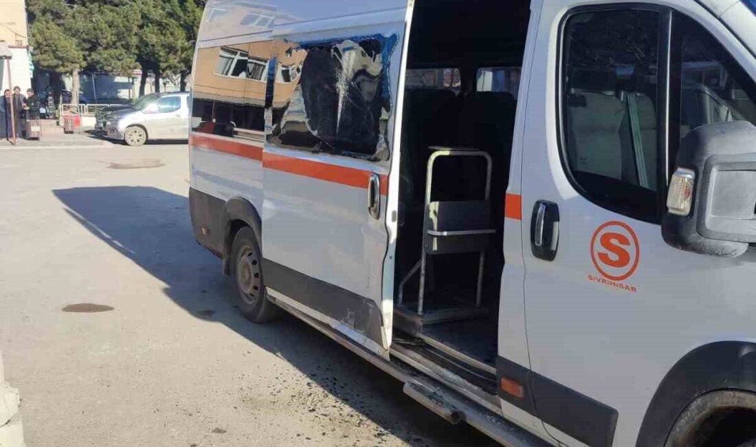 Eskişehir Günyüzü ilçesinde ehliyetsiz sürücünün okul servisine çarpmasıyla maddi hasarla
