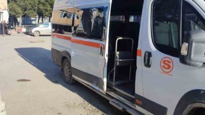Eskişehir Günyüzü ilçesinde ehliyetsiz sürücünün okul servisine çarpmasıyla maddi hasarla
