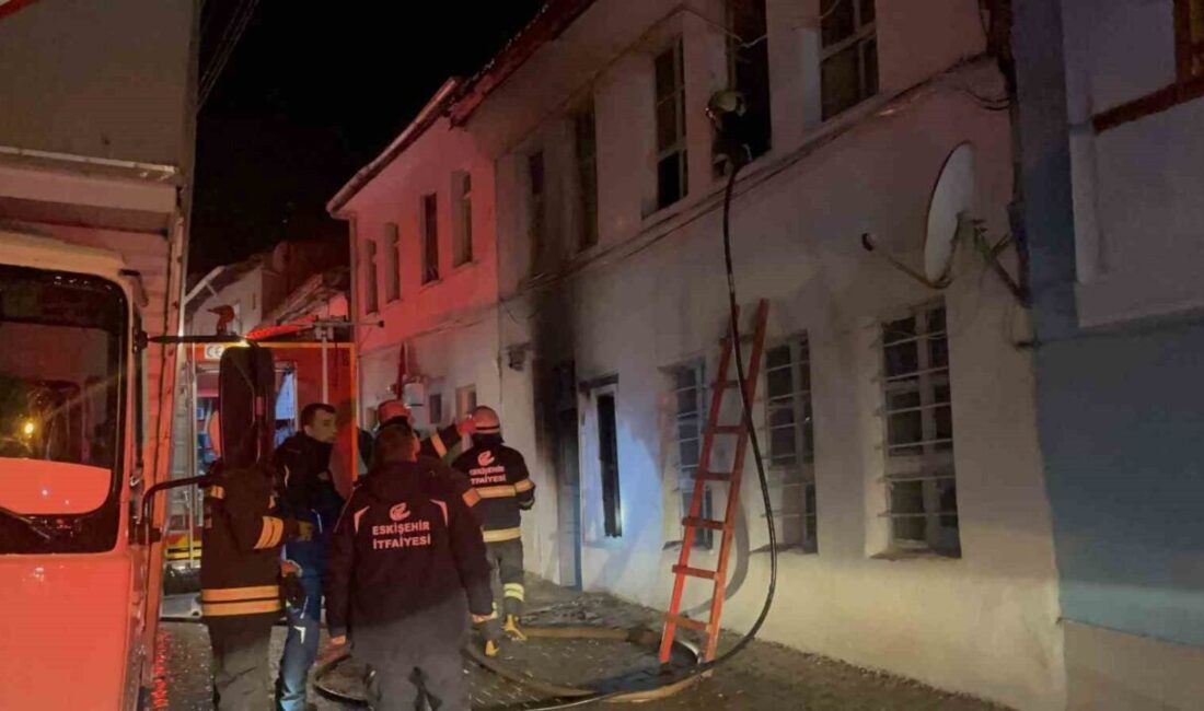 Eskişehir'deki yangın itfaiye tarafından kontrol altına alındı. Ev sahibi gözyaşları