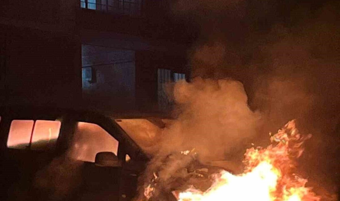 Eyüpsultan’da park halindeki otomobil alev alev yandı Eyüpsultan’da park halindeki Mercedes