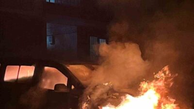 Eyüpsultan’da park halindeki Mercedes marka panelvan otomobil aniden alev aldı.