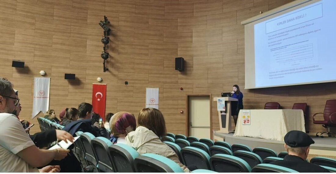 Düzce'de düzenlenen seminerde, Tüberküloz İl Koordinatörü Dr. Şebnem Göktaş, tüberküloz