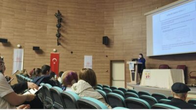 Düzce'de düzenlenen seminerde, Tüberküloz İl Koordinatörü Dr. Şebnem Göktaş, tüberküloz