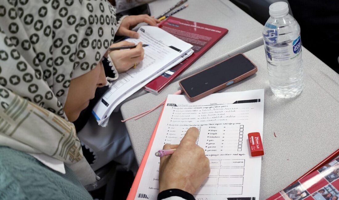 Farklı renk ve kültürlerden insanlar Türkçe’yi, SAMEK’le öğreniyor Sakarya Büyükşehir Belediyesi, SAMEK'in