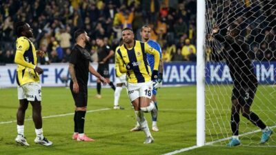Fenerbahçe, Trendyol Süper Lig'de Hatayspor'u 2-1 yenerek galibiyet serisini 8