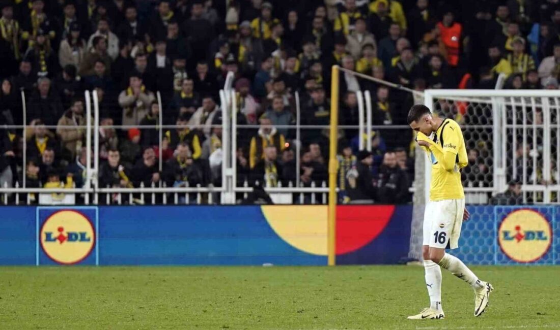 Fenerbahçeli futbolcu Mert Müldür'ün omzunda çıkık tespit edildi. Kulüpten yapılan