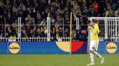 Fenerbahçeli futbolcu Mert Müldür'ün omzunda çıkık tespit edildi. Kulüpten yapılan