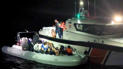 Fethiye'de sahil güvenlik ekipleri hareket halindeki tekneyi durdurarak 25 düzensiz