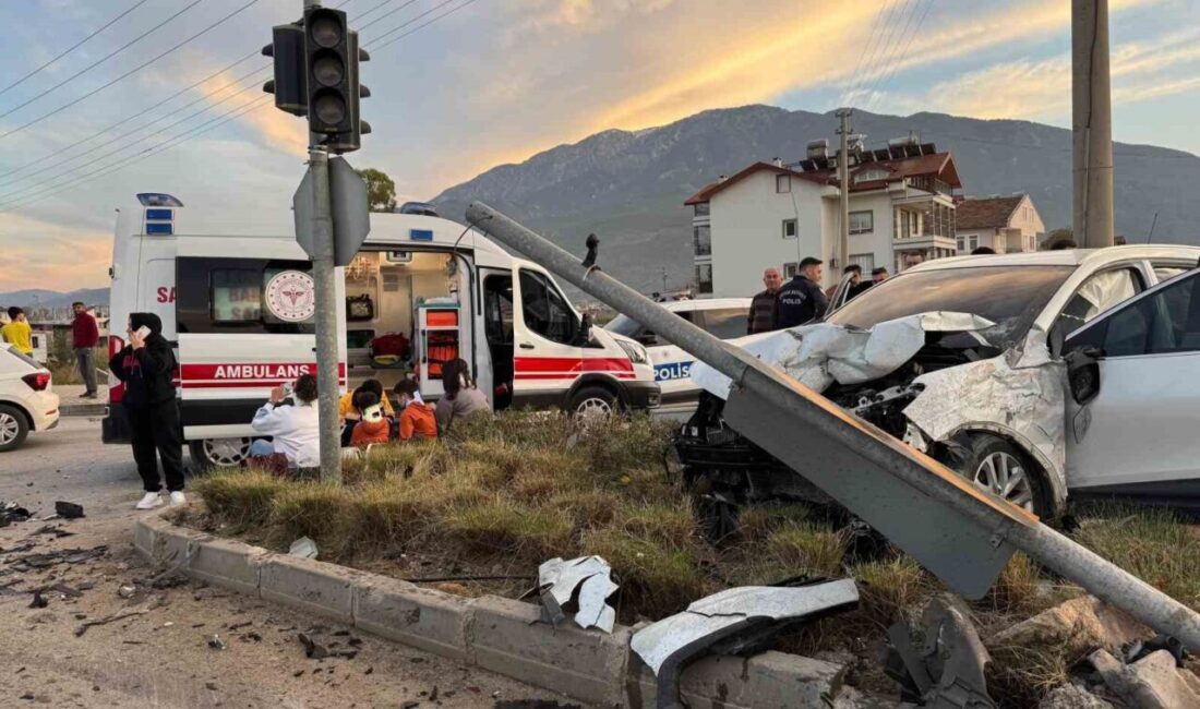 Muğla'nın Fethiye ilçesindeki trafik kazasında 2'si çocuk 6 kişi yaralandı.