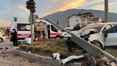 Muğla'nın Fethiye ilçesindeki trafik kazasında 2'si çocuk 6 kişi yaralandı.