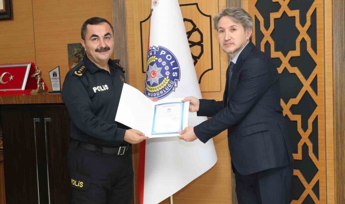 Samsun'da hırsızlık zanlısını araç kovalamacasıyla yakalayan polisler, Emniyet Müdürü Ahmet
