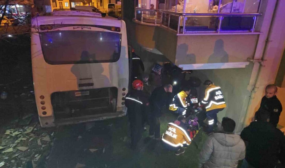 Ereğli'de freni boşalan midibüs, iki araca çarpıp apartman boşluğuna düştü.