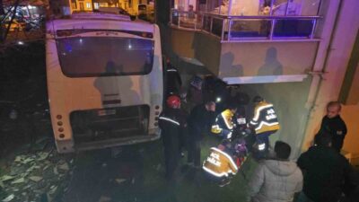 Ereğli'de freni boşalan midibüs, iki araca çarpıp apartman boşluğuna düştü.