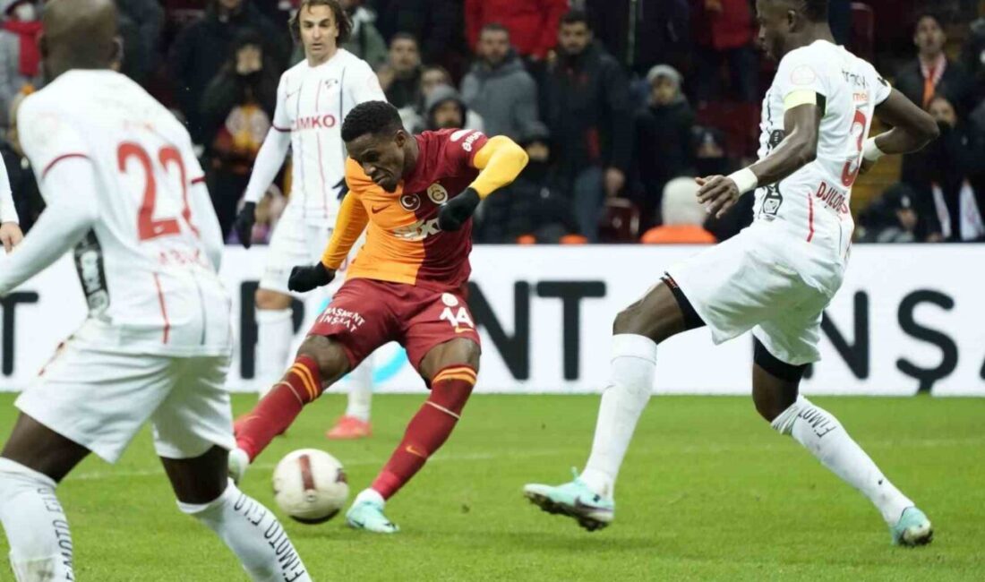 Galatasaray'ın Fildişi Sahilli futbolcusu Wilfried Zaha, Olympique Lyon ile olan