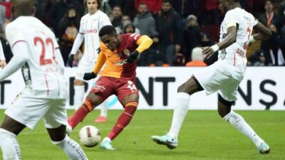 Galatasaray'ın Fildişi Sahilli futbolcusu Wilfried Zaha, Olympique Lyon ile olan