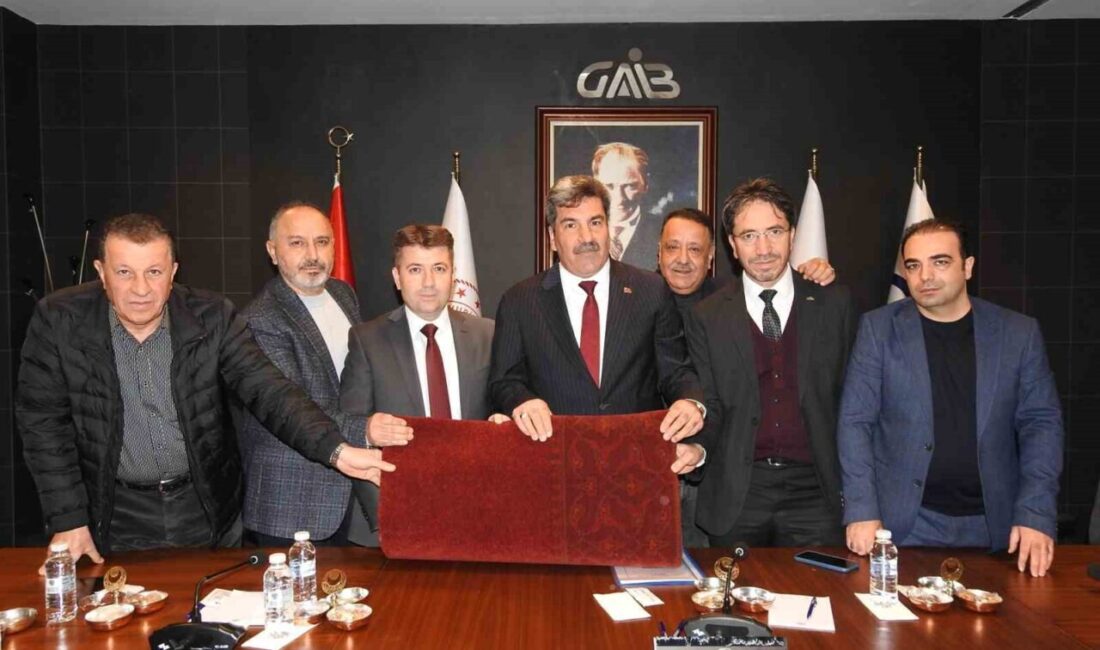 Gaziantepli halıcılar Emevi Camisi’nin halılarını yenilemek için çalışmalara başladı Gaziantepli halıcılar, Şam'daki Emevi