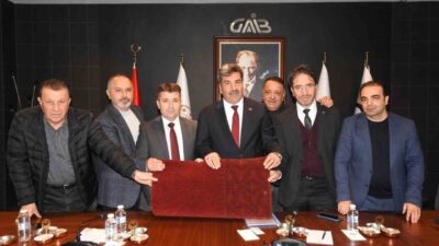 Gaziantepli halıcılar, Şam'daki Emevi Camisi'nin halılarını yenileme çalışmalarına başladı. Cumhurbaşkanı