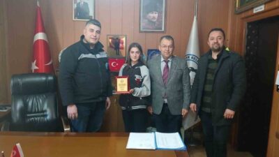 Gökler Beldesi Hürriyet Adalet Çoban Ortaokulu öğrencisi İlkay Özdemir, İstiklal