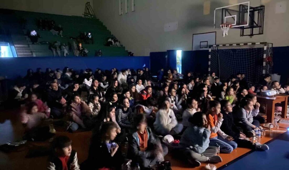 Gençler film gecesinde buluştu Düzce'de enerji tasarrufunu vurgulamak