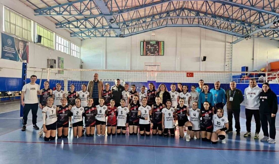 Germencik Kaymakamı Sultan Doğru, Kızlar Voleybol Ligi maçında genç sporcuları